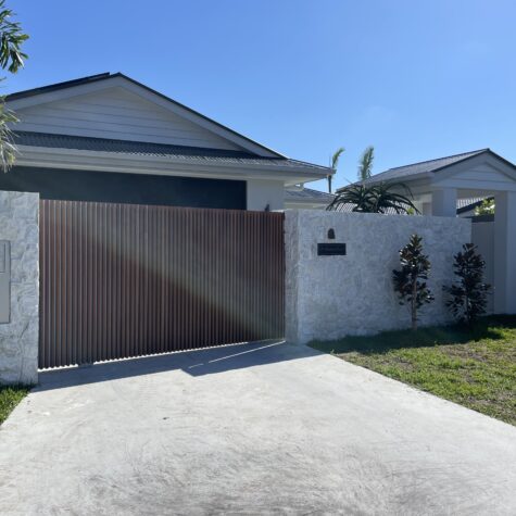Knotwood BAtten Style Sliding Gate