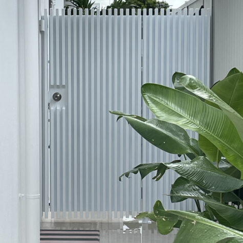 White Privacy Gate Batten Style